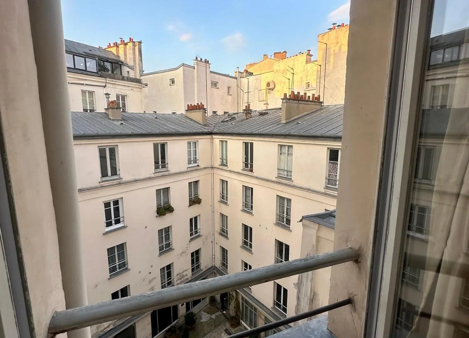 Studio Paris 2E Arrondissement contacts